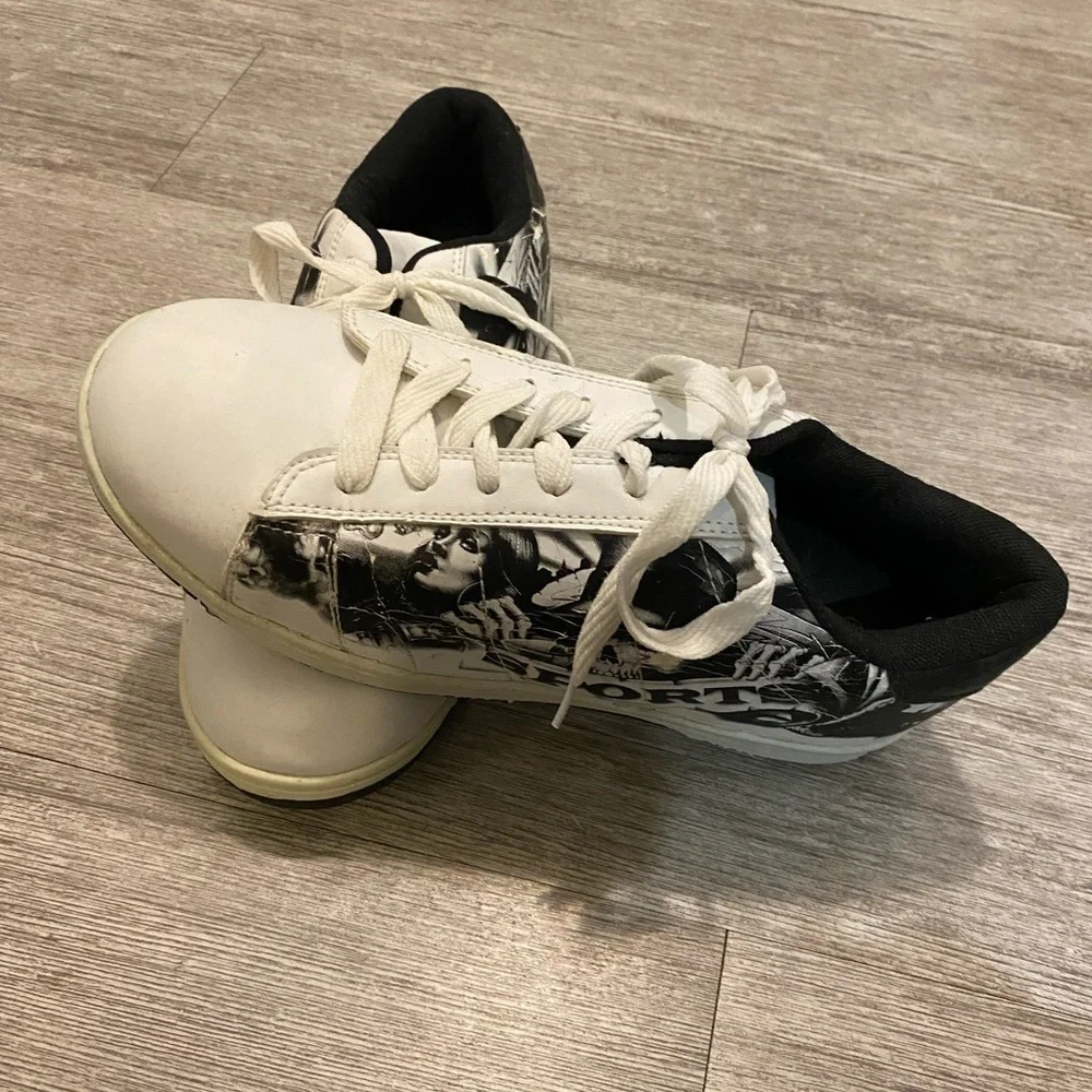 Gala Air black & white sports sneakers size 9 with sports graphic on the…